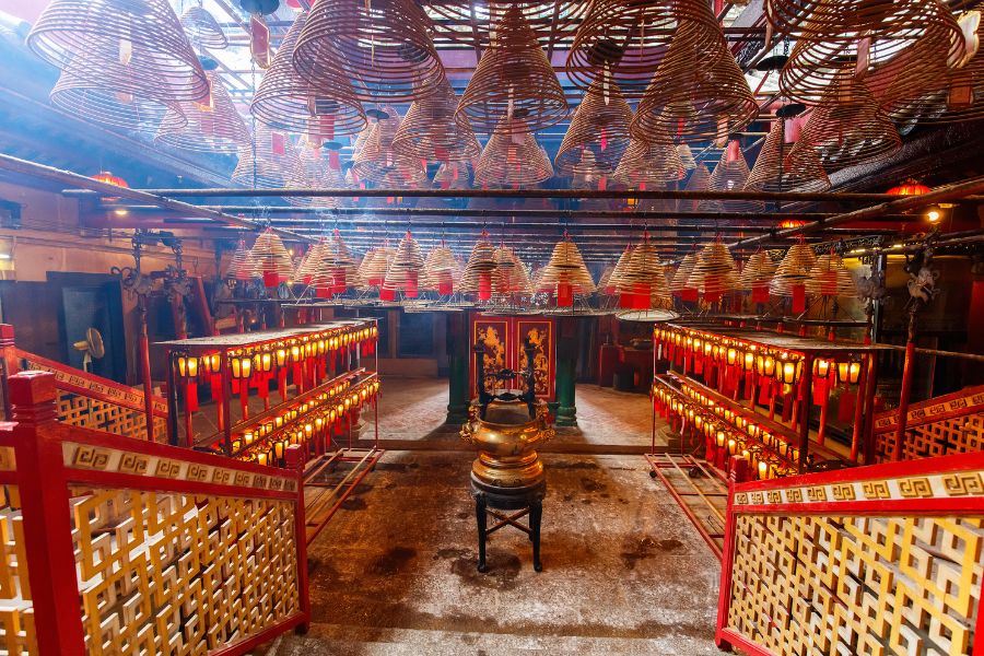 Temples in Hong Kong worth visiting - Man Mo Temple (1)