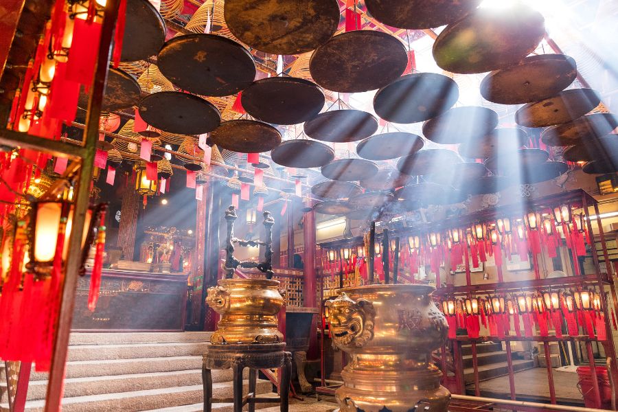 Temples in Hong Kong worth visiting - Man Mo Temple (1)