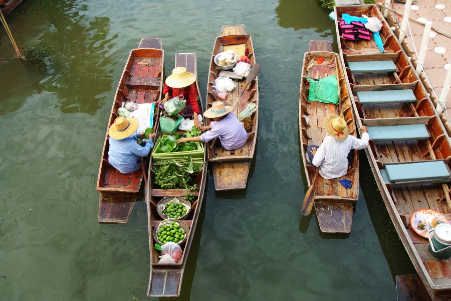 Backpackers Guide to Colombo - Pettah Floating Market