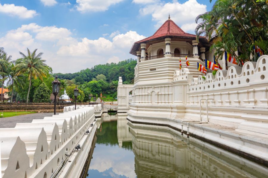 Kandy Travel Guide - Temple of The Tooth