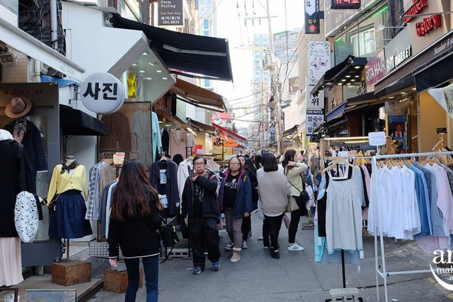 Seoul Travel Guide - Ewha Women's University Shopping Street