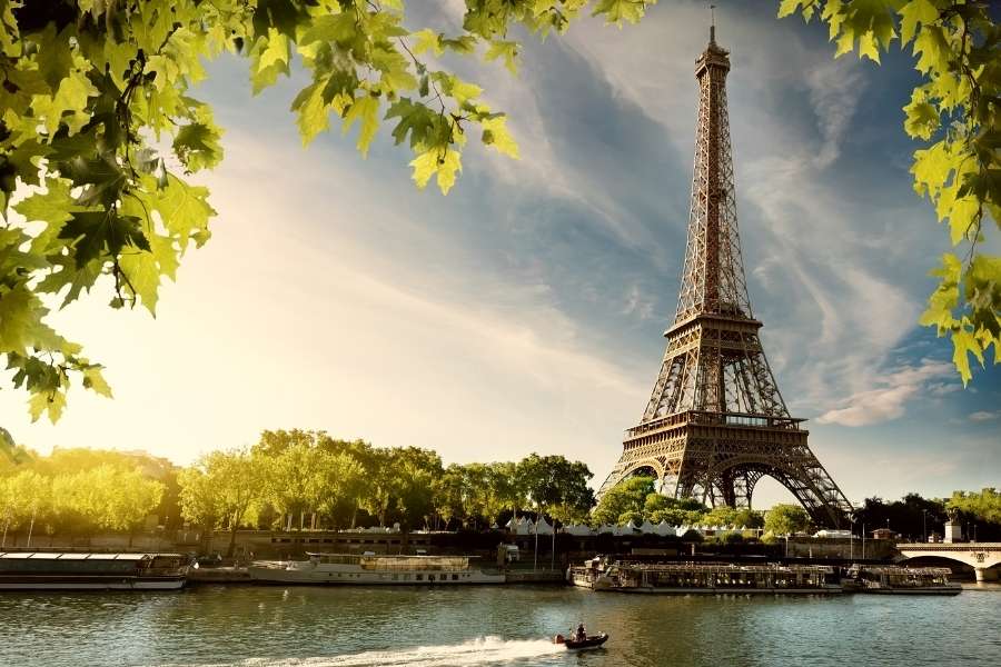 Alone in Paris - Nomad Girl Travel Tips