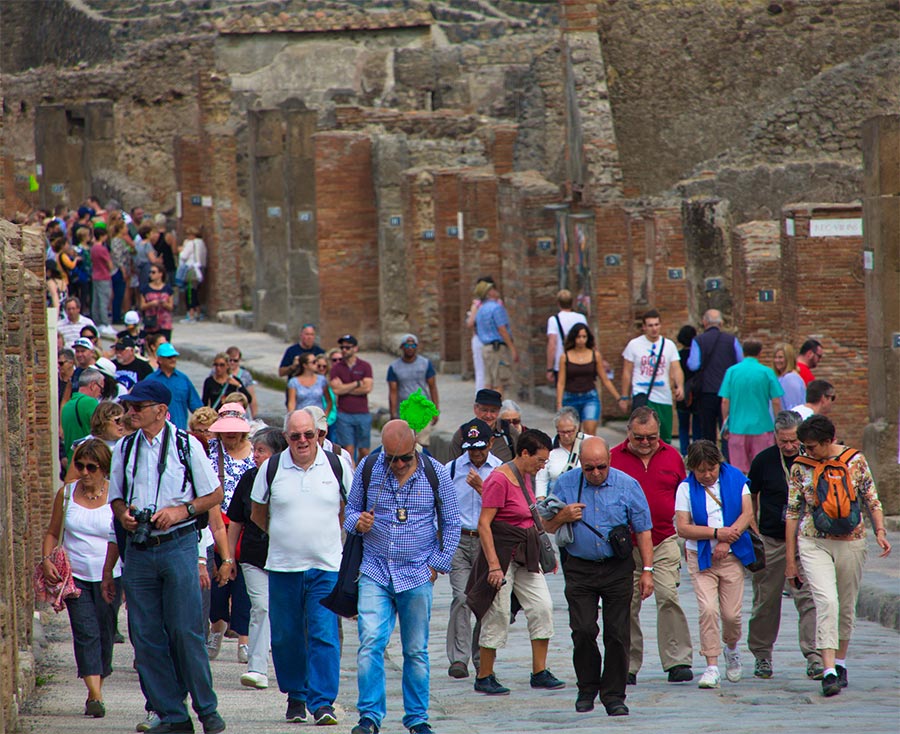 crowds Pompeii