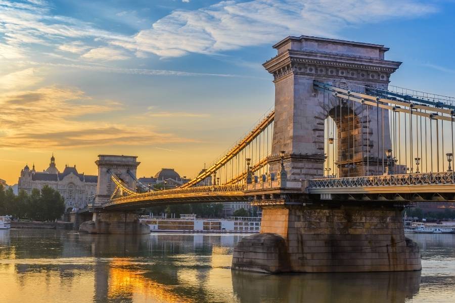 Budapest Travel Guide - chain bridge