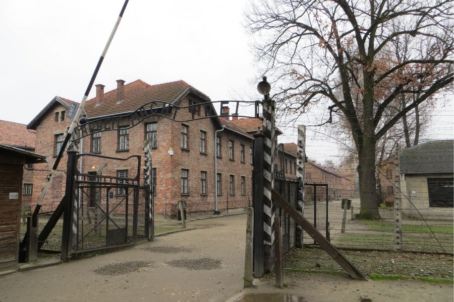 Auschwitz Tour – Tickets, Transport, Camps & Guided Tour 