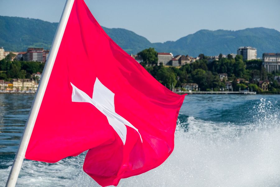 Geneva Travel Guide - Boat tour at Lake Geneva