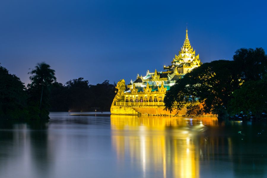 Yangon City Travel Guide - Kandawgyi Park